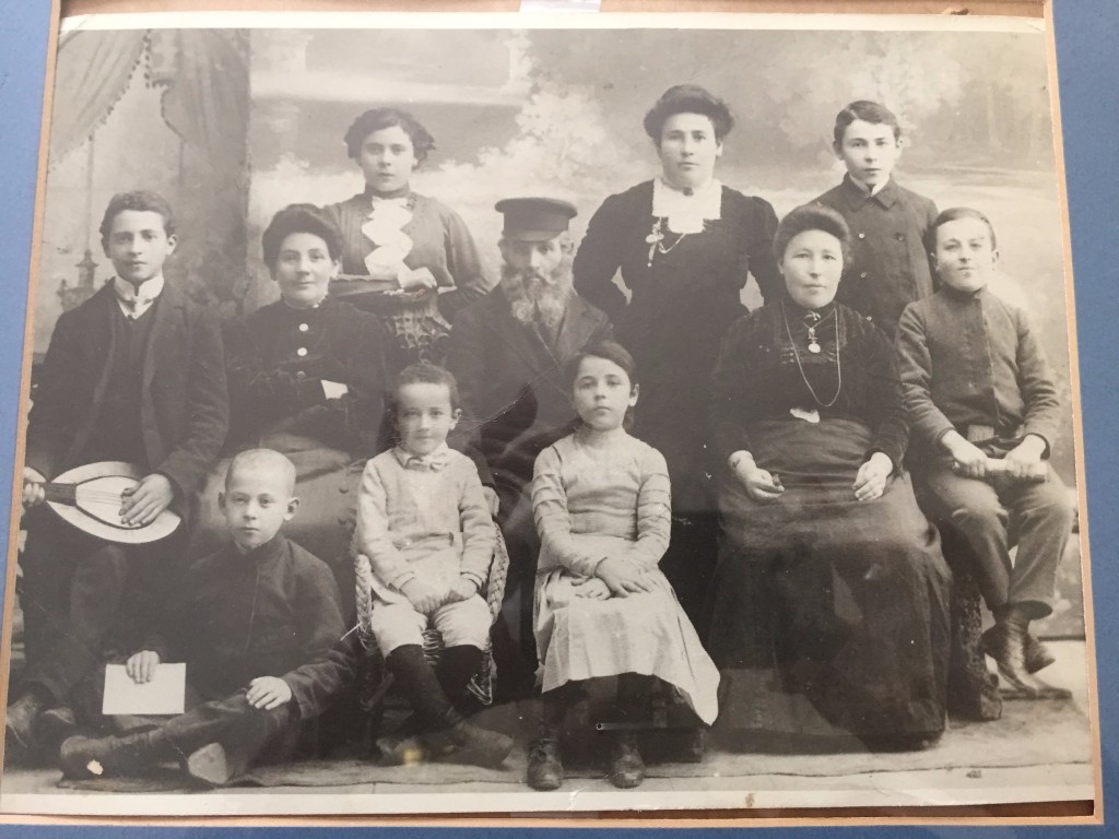 1880, Top left: Bessie (Elaine Leeder grandmother), Mid row left: Joseph, Need more names